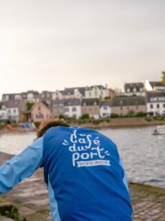 ⚽️ Il y a des Bleus qui vont vraiment bien ensemble ! Nous sommes très fiers de soutenir les Bleus du @combritstemarinefc et de les voir porter nos couleurs de sponsor officiel. 😎