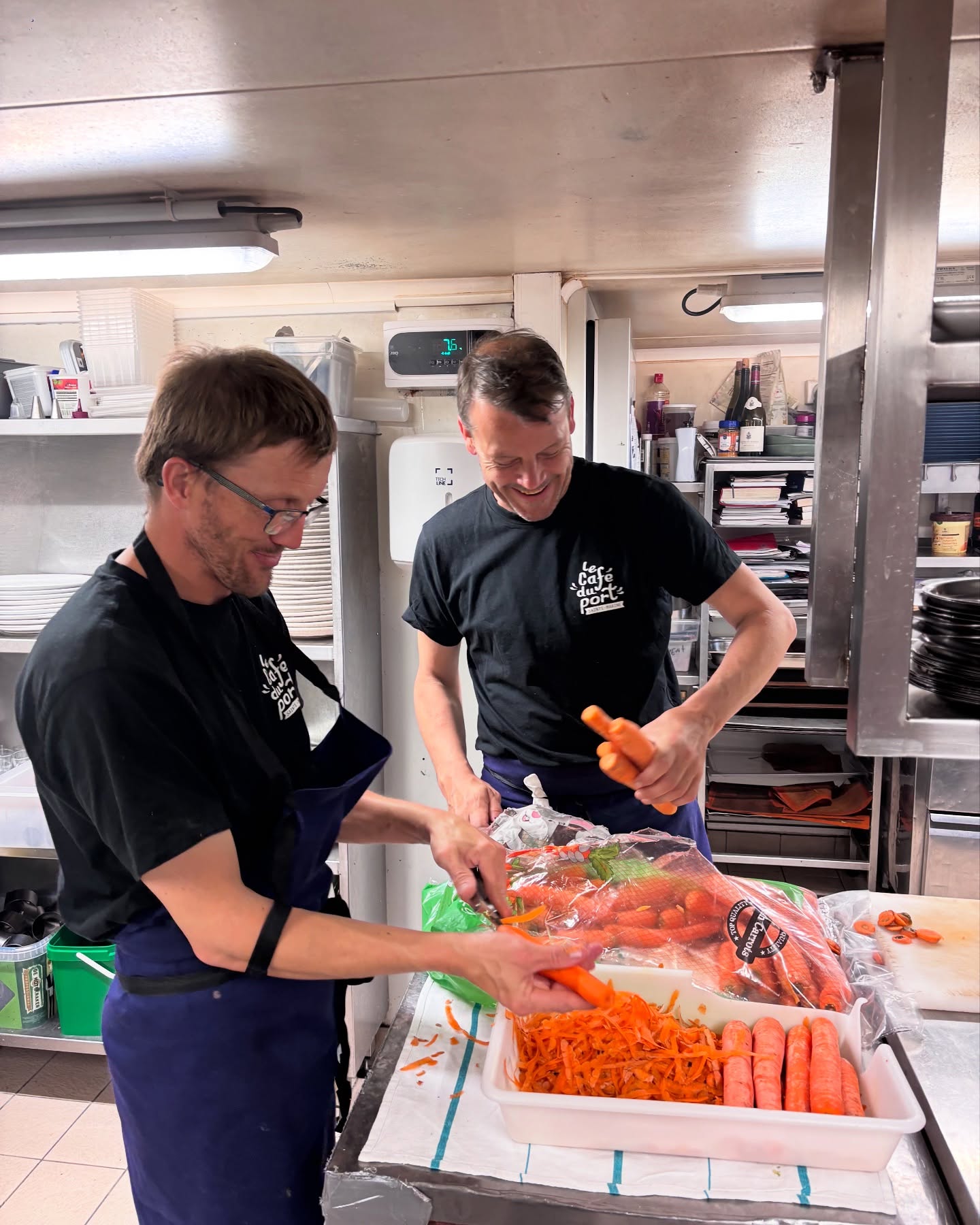 Allez, hop ! Corvée de carottes pour Thomas et Julien. 🤭