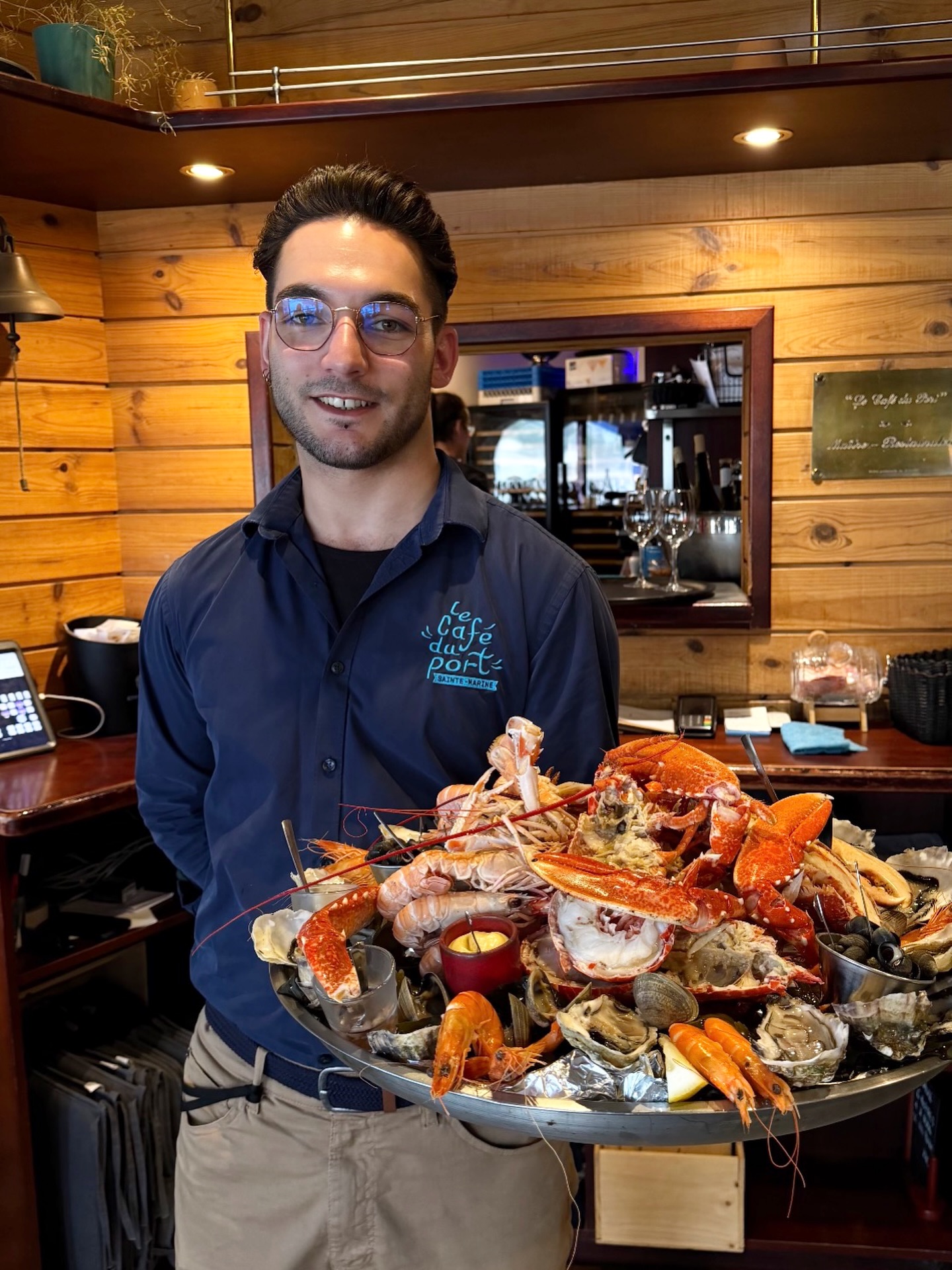 💪🏼 Tenu à bout de bras par Floyd, le plateau royal de fruits de mer. Avec crabe ou homard, au choix ! Dans le cas du homard, c’est à commander 4-5 jours à l’avance pour réservation. Ne tardez pas trop, parce que Floyd ne tiendra pas la pose éternellement. 🤭