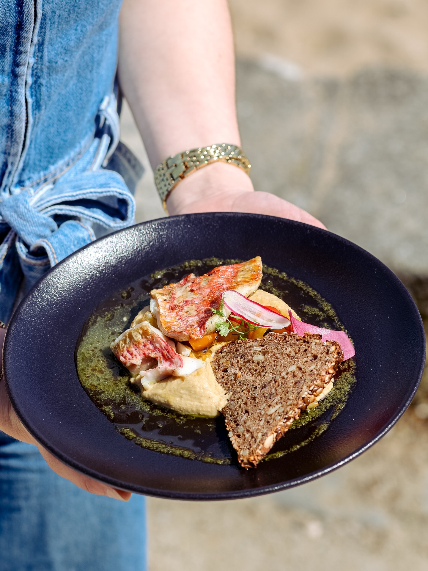 Pour qui ce filet de rouget barbet ? Agrémenté de houmous, de pain grillé à l’huile d’olive et d’une vierge de tomates au basilic… Un délice ! 😋