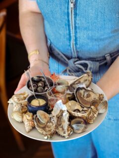 Votre accompagnement idéal pour l’apéritif sur notre terrasse : la belle assiette de coquillages. A partager, ou pas ! 🤗