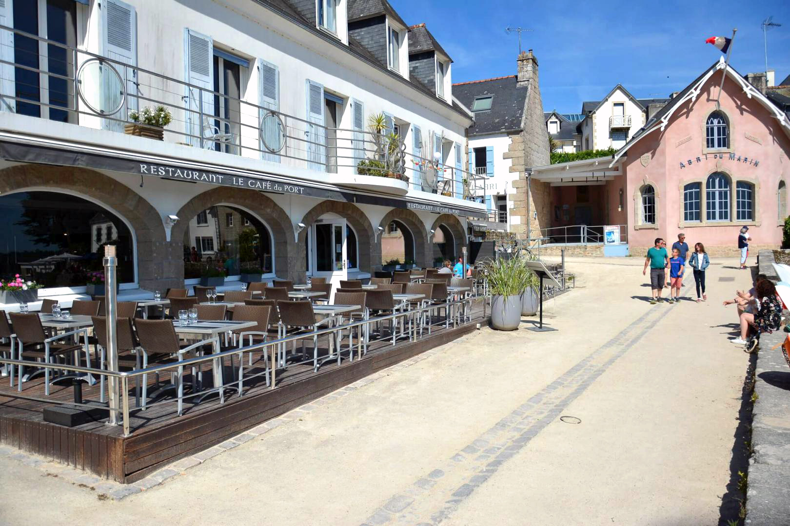 Le Café du Port et sa terrasse au soleil, à Sainte-Marine - Combrit, Finistère Sud (29)