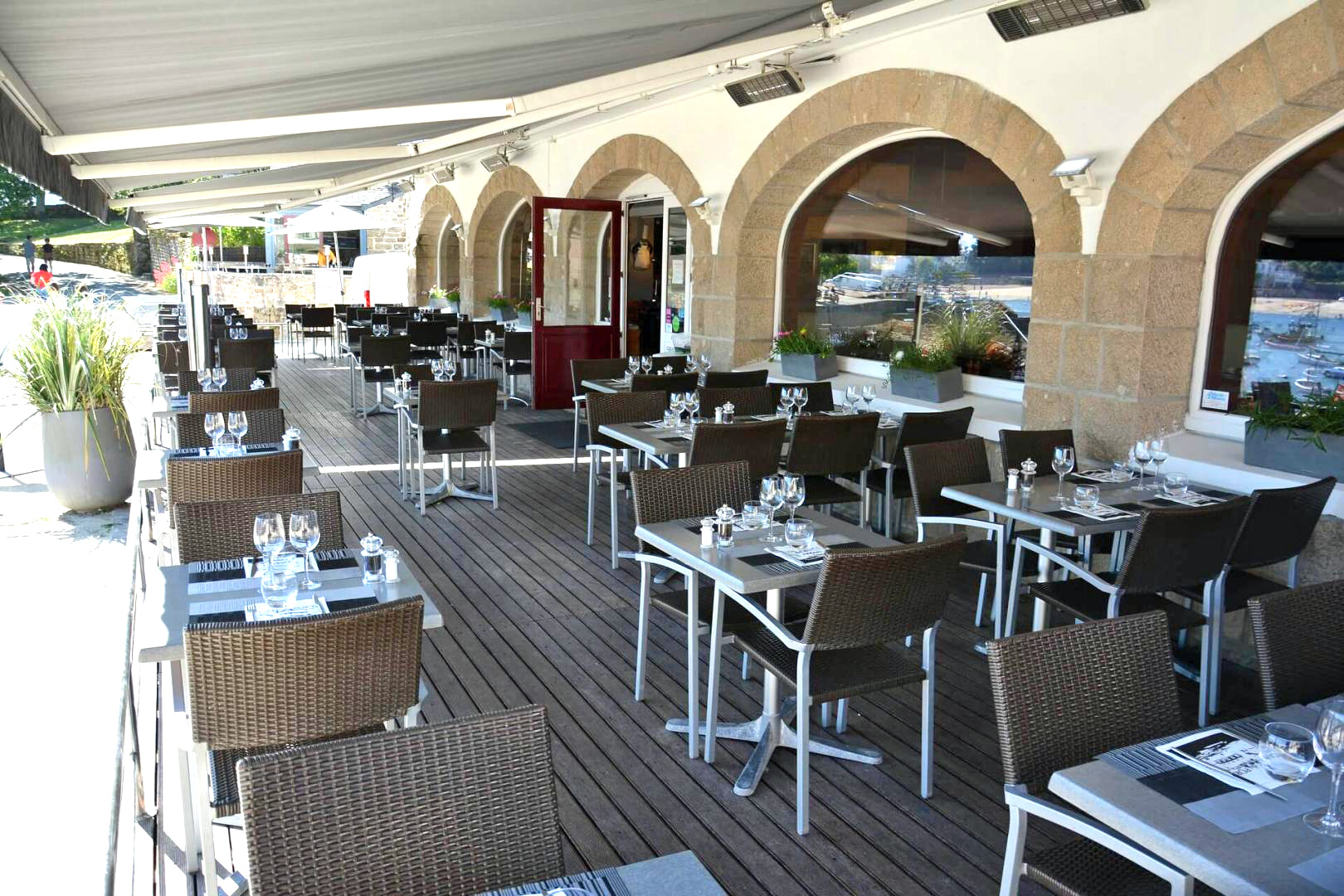 Le Café du Port et sa terrasse couverte, à Sainte-Marine - Combrit, Finistère Sud (29)