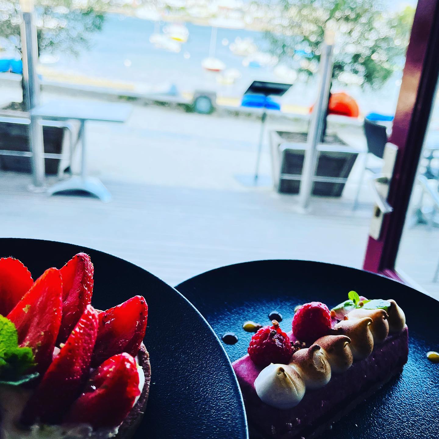 Tarte aux fraises ou entremet aux fruits rouges pour le dessert ? Dans tous les cas, c’est servi avec vue sur mer. 😎