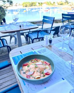 C’est le plat star du week-end au Café du port : les ravioles au tourteau et bisque crémeuse de langoustine. En vous met une assiette de côté ? 😉
