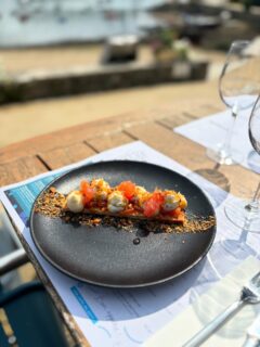 Avez-vous déjà dégusté une tarte fine caramélisée aux pomelos et sa crème montée au miel ? Non ? Profitez-en, on vous la propose encore jusqu’à demain. 😋