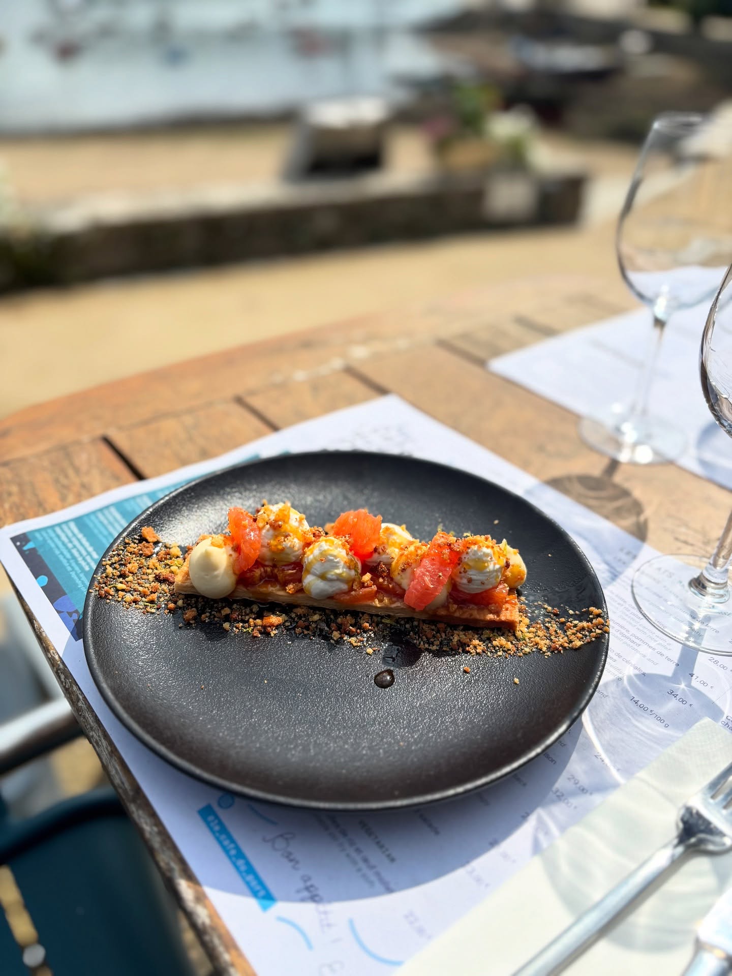 Avez-vous déjà dégusté une tarte fine caramélisée aux pomelos et sa crème montée au miel ? Non ? Profitez-en, on vous la propose encore jusqu’à demain. 😋