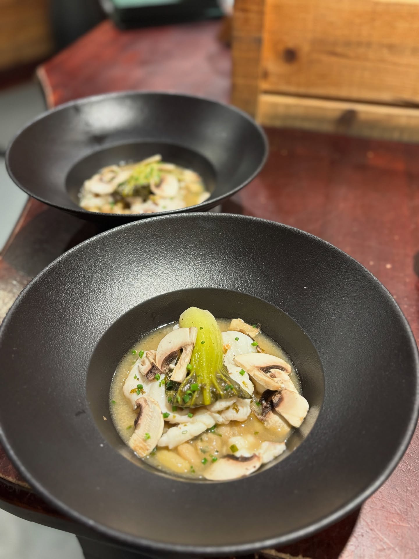 Les médaillons de lotte se préparent en bonne compagnie sur notre nouvelle carte : avec des mogettes en bouillon, du lait de coco, du citron combava et du pak choï. A table ! 🤭