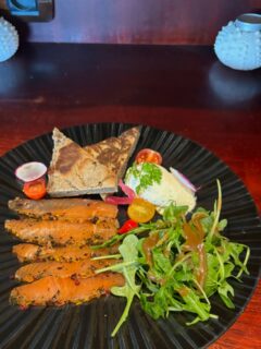 Idée d’un bon trio gourmand pour votre venue au Café du port :
1 - le gravlax de saumon à l’orange, accompagné de blinis au sarrasin.
2 - le quasi de veau, accompagné d’une sauce au foie gras et d’une mousseline de pommes de terre.
3 - le mi-cuit au chocolat, agrémenté d’une glace vanille et de caramel au beurre salé.

Régalez-vous ! 😋