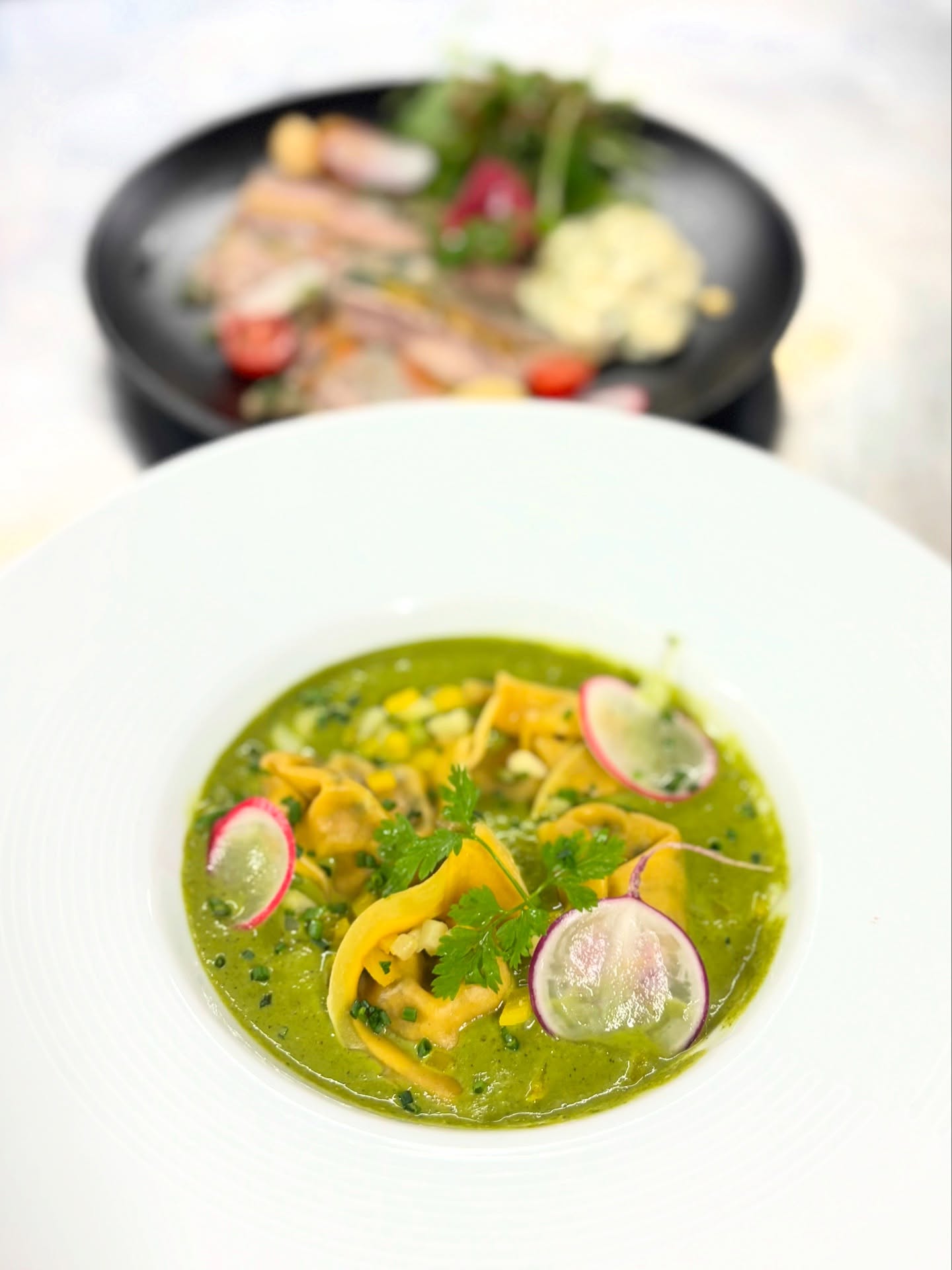 Un plat réconfortant pour faire face aux premières attaques du froid ? Essayez nos ravioles aux champignons et leur crème de cresson. C’est nouveau sur notre carte. 🤗