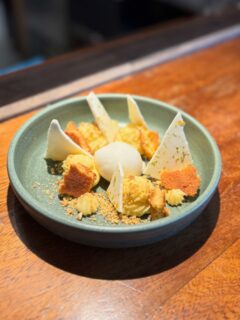 Elle apporte une touche de nouveauté sur notre carte hiver : la tarte au citron, meringuée et déstructurée. A découvrir et déguster tous les jours au Café du port. 🤗