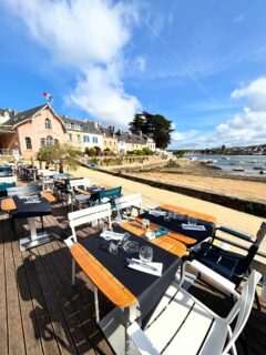 Plein soleil sur notre terrasse. Idéal pour vous accorder un déjeuner paisible, non ? 😎