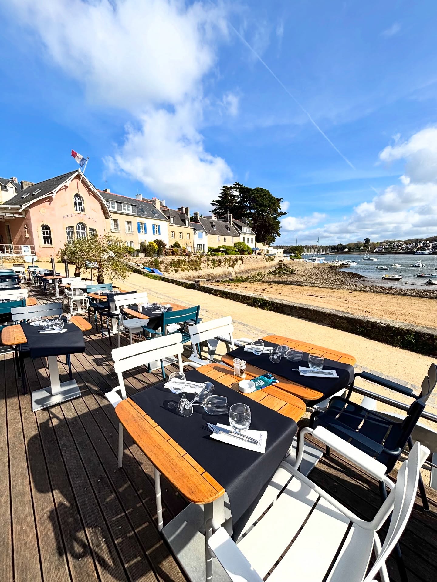 Plein soleil sur notre terrasse. Idéal pour vous accorder un déjeuner paisible, non ? 😎