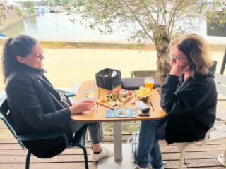 Elles ont choisi une planche apéro, un verre de vin et une bière. Et vous ? Quelle formule allez-vous commander pour votre apéro au Café du port ? 😚