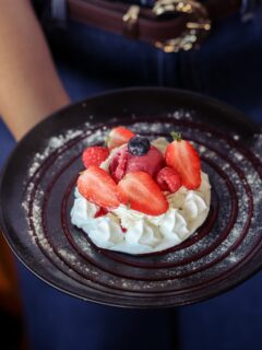 🍓 La fraise est à la fête sur notre pavlova aux fruits rouges. Ça donnerait presque envie de commencer par le dessert, non ?