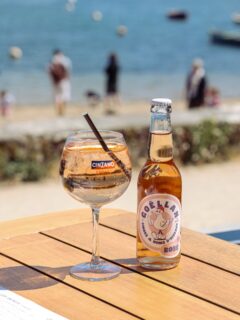 Le cocktail qui désaltère et fait plaisir en même temps : l’Arlequin, version bretonne du Hugo Spritz. Un pur bonheur à savourer sur notre terrasse. 🤩