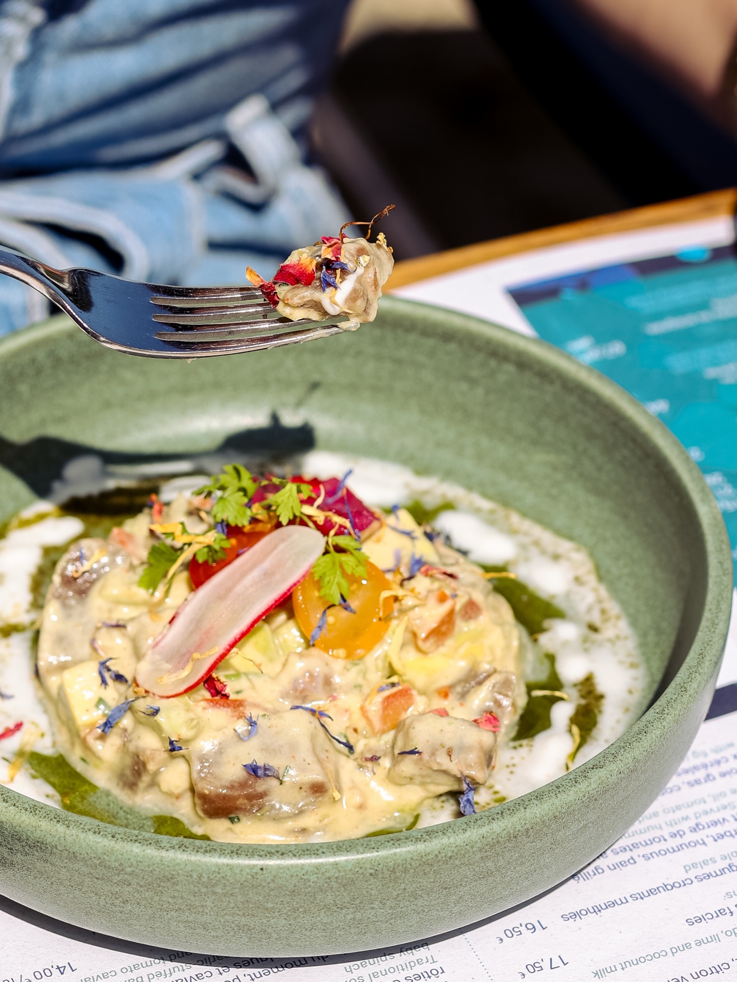 Vous êtes-vous déjà laissé séduire par le tartare de thon rouge du Café du port ?… C’est le moment !